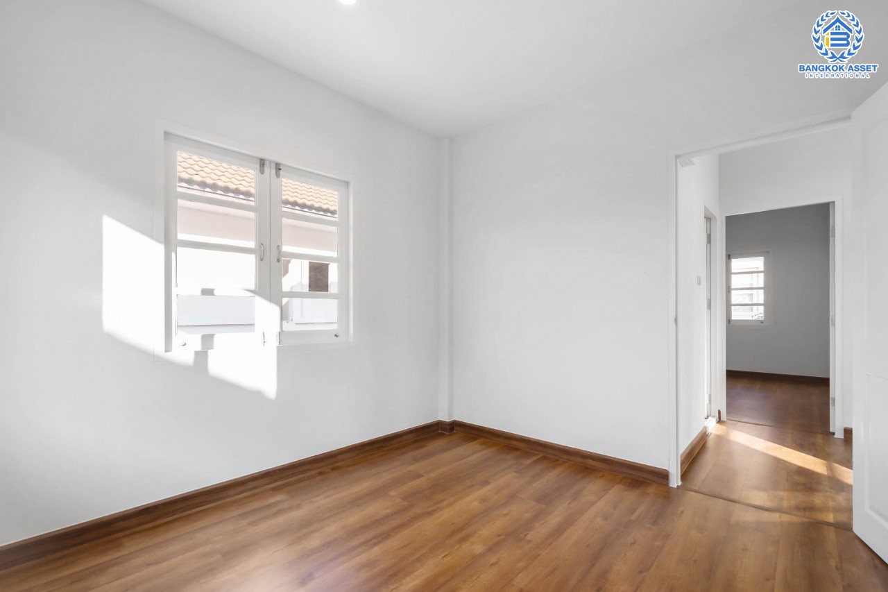 บ้านมือสองตกแต่งใหม่ ม.ลลิลอินเดอะพาร์ค บางใหญ่-กาญจนาฯ พร้อมอยู่ตอบโจทย์ทุกฟังก์ชั่น เนื้อที่ 50.6 ตร.ว. ฟังก์ชั่น 4 ห้องนอน 1 ห้องอเนกประสงค์ชั้นล่าง 2 ห้องน้ำ 2 ที่จอดรถพร้อมพื้นที่สนามหญ้าด้านข้าง บนทำเลเดินทางสะดวก ใกล้เซ็นทรัลเวสต์เกต ทางด่วน "กาญจนาภิเษก และเพียง 5 นาทีถึงรถไฟฟ้าสายสีม่วง "สถานีตลาดบางใหญ่"